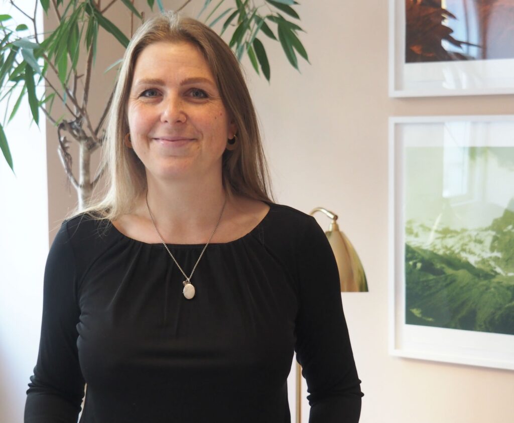 Fantasy forfatter Malene Sølvsten fotograferet under interview.