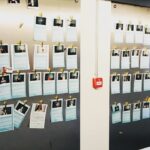 Ny klummeserie om start-up program. Hos Akademikernes A-kasse er de netop ved at afslutte et start-up forløb. Ved indgangen til de fælles arbejdslokaler hænger fotos af alle deltagere. Foto: Julie Askholm Wonsild