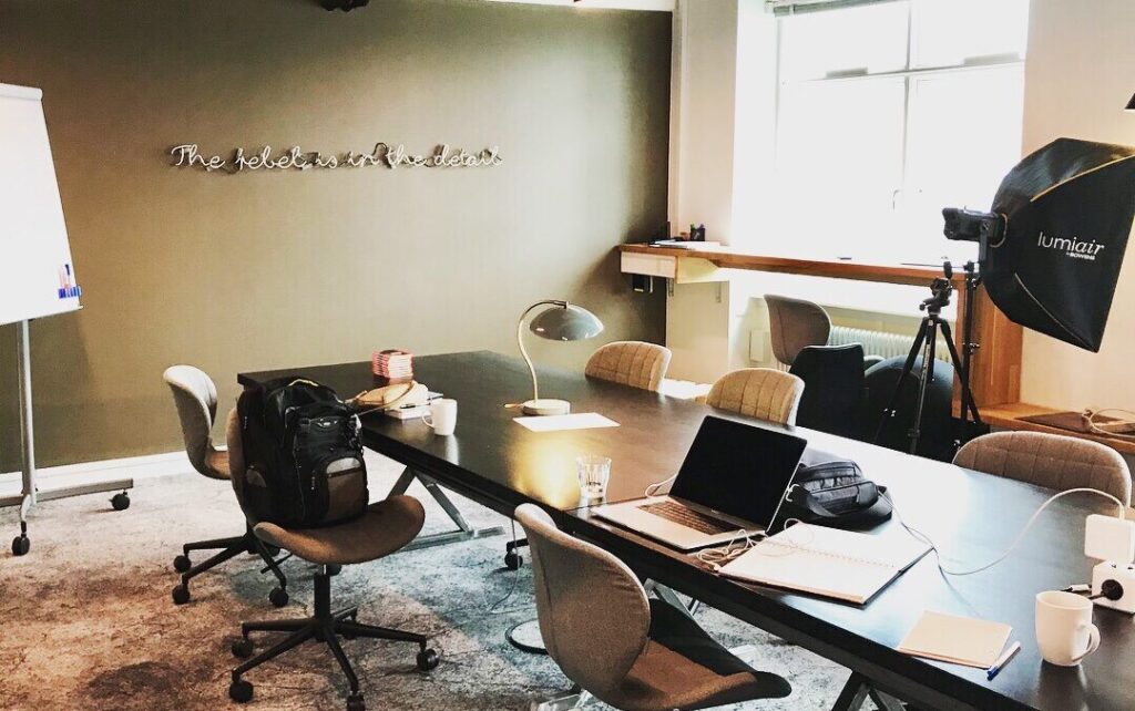 Ved disse arbejdspladser skal de kommende deltagere sidde de næste 12 uger af Akademikernes A-kasses start-up program. Foto: Julie Askholm Wonsild