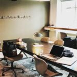 Ved disse arbejdspladser skal de kommende deltagere sidde de næste 12 uger af Akademikernes A-kasses start-up program. Foto: Julie Askholm Wonsild