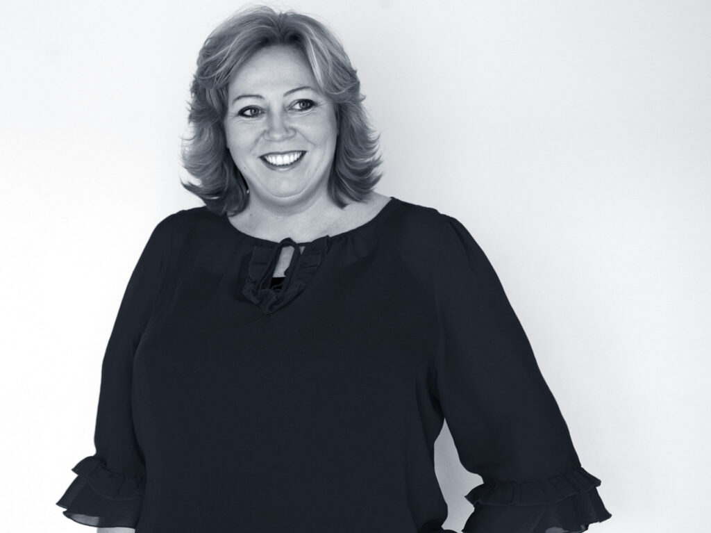 Karen-Marie Lillelund er 50 år og selvstændig foredragsholder, komiker og forfatter. Hun har tidligere været musicalperformer og arbejdet 13 sæsoner på Bakkens Hvile. I dag holder hun primært foredrag – på den sjove måde – for det private erhvervsliv. Hun er gift med Gerald fra Haiti og parret bor halvt i Danmark og halvt i New York.