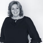 Karen-Marie Lillelund er 50 år og selvstændig foredragsholder, komiker og forfatter. Hun har tidligere været musicalperformer og arbejdet 13 sæsoner på Bakkens Hvile. I dag holder hun primært foredrag – på den sjove måde – for det private erhvervsliv. Hun er gift med Gerald fra Haiti og parret bor halvt i Danmark og halvt i New York.