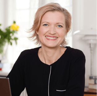 Den 42-årige forfatter Claudia Westh Lonning ved sit skrivebord. Foto: Forfatterskabet