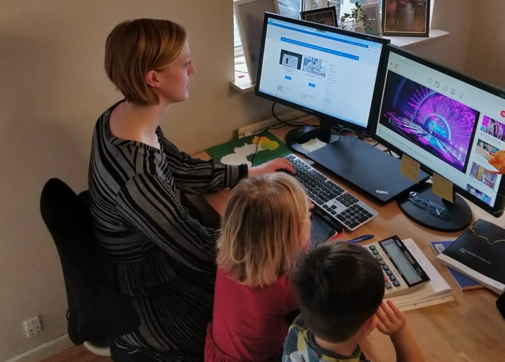 Billedet har til formål at illustrere hvordan hjemmearbejde kan se ud med to små børn.