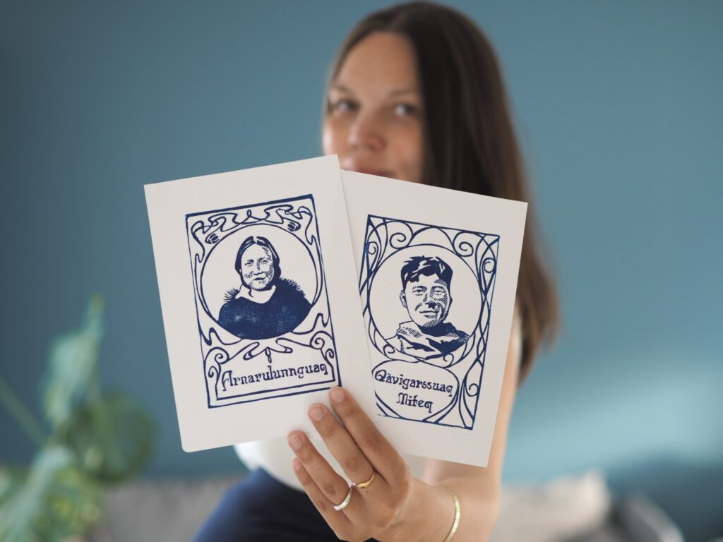 Kunstneren Sorlannguaq Ravn Lind der holde sine to tryk af rollemodellerne Arnarulunnguaq og Qâvigarssuaq Miteq. Sorlannguaq Ravn Lind har et ønske om at være med til at skabe værker med en positiv udstråling, som inuit kan spejle sig i, og hun finder netop inspiration i sine grønlandske rødder. Foto: Privat