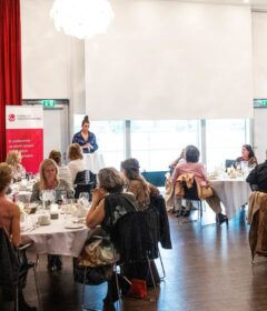 Medlemmerne af Foreningen for Kvindelige Virksomhedsejere var fredag samlet for at kåre Danmarks mest inspirerende kvinde. Der var masser af inspiration og god stemning. Foto: Lars Schmidt / schmidtaps.com