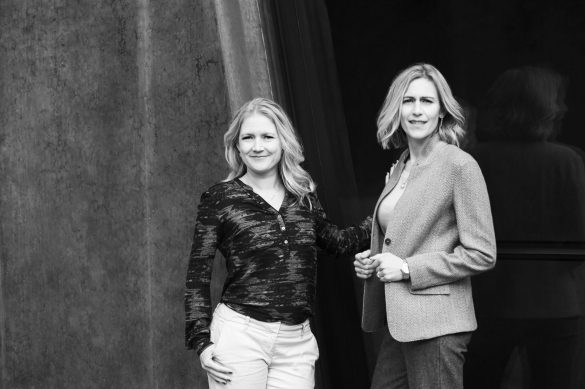 Tine Cederstrand (tv) og Trine Askholm (th) har tilsammen mere end 20 års erfaring som rådgivere og skribenter. Foto: Stine Heilmann