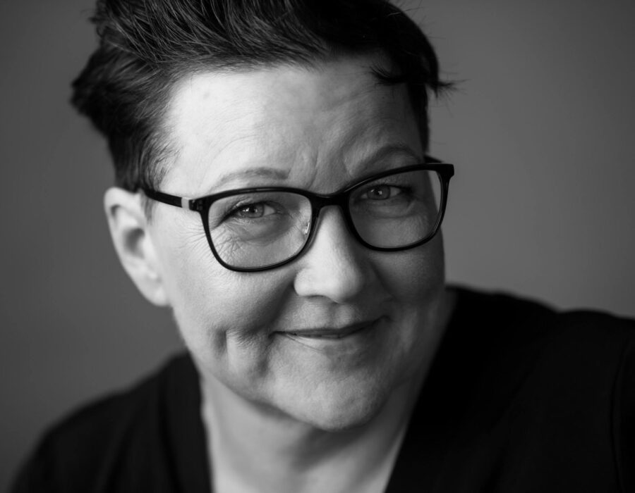 Helle Andsbjerg har i over 20 år været skibskaptajn og sejlet verden rundt. I dag underviser og coacher hun kaptajner og skibsofficerer i ledelse, teambuilding og trivsel ombord. Foto: Alex Nyborg Madsen
