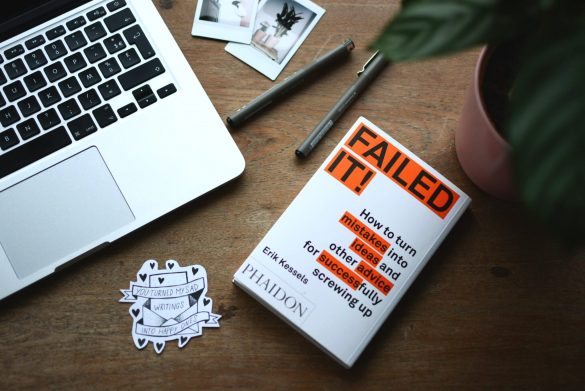 Fejl, ideer, gode råd og succes - ord som ofte følger med når man bliver iværksætter og står frem. Foto:  Estess Janssens, Unsplash